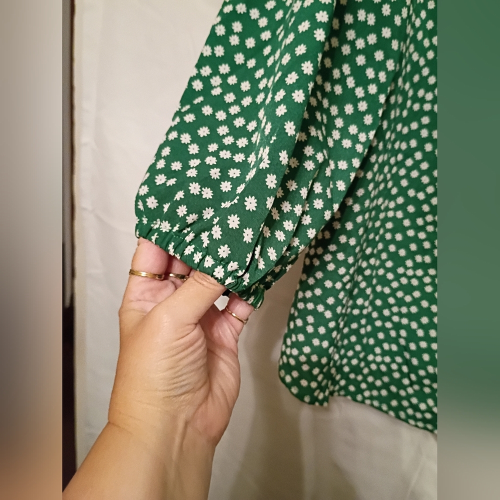 Green Top With White Little Flowers. No Tag. Size Says 4x Runs Small. - Picture 3 of 9